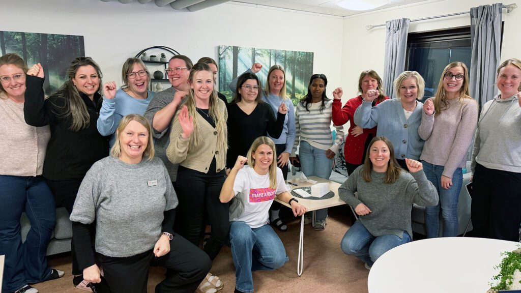 Pedagoger på förskola som samlas för en gruppbild efter APT